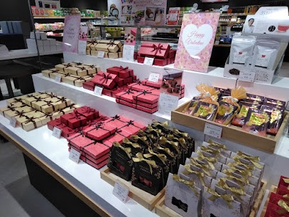 バレンタインデーまであと一週間💕 王道のショコラ•生チョコはもちろん のし梅にチョコがコーティングされた珍しい商品も😍
