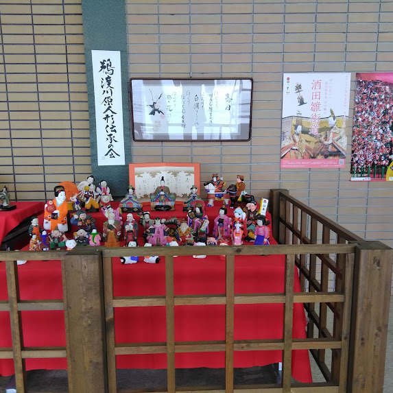 酒田ひな街道 出発ロビーに荘内神社のお雛様と鵜渡川原人形が展示されています🎎 ぜひ庄内の文化に触れて春を感じてみてはいかがでしょうか🌸