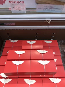 ほわいとぱりろーるさくらんぼ🍒入荷しました！ 山形県産さくらんぼを贅沢に使用した人気のロールケーキです。 ほわいとぱりろーる さくらんぼ 14㎝ 保冷袋付　1,980円