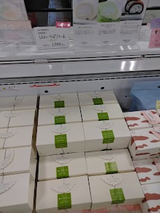 期間限定「ほわいとぱりろーるずんだ」販売中です✨ 鶴岡の美味しいだだちゃ豆がミルキーなクリームに入ってます💚 １年で今しかない限定品です😍 ぜひお越しくださいませ🌻