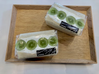 本日より季節限定で「シャインマスカットサンド」販売開始🍇💚 当店オリジナルのホイップとふわっふわで甘みのある許してちょんまげパン、大粒シャインマスカットの相性抜群💖ぜひご賞味ください😌